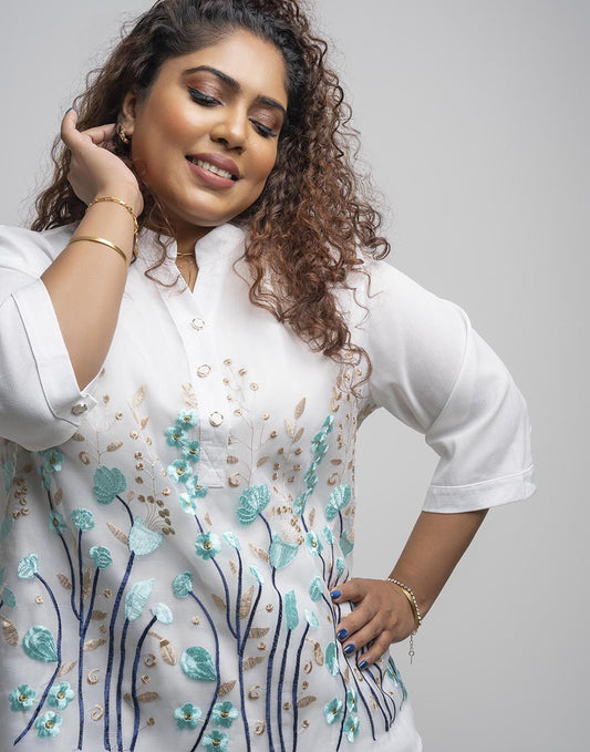 PLUS ZISE FLORAL EMBROIDERED TOP