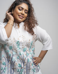 PLUS ZISE FLORAL EMBROIDERED TOP