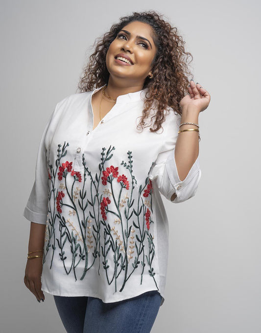 PLUS ZISE FLORAL EMBROIDERED TOP
